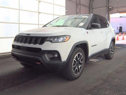 Bright White Clearcoat 2024 Jeep Compass Trailhawk