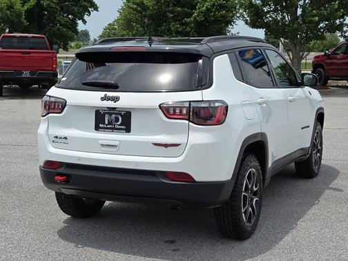 Bright White Clearcoat 2024 Jeep Compass Trailhawk