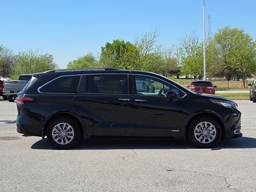 2021 Toyota Sienna XLE