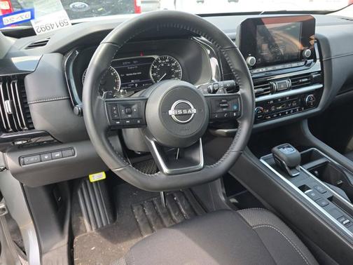 Brilliant Silver Metallic 2025 Nissan Pathfinder SV