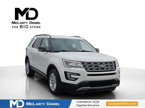 White Platinum Clearcoat Metallic 2017 Ford Explorer XLT