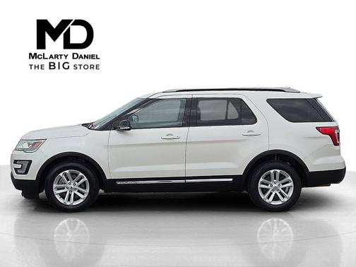 White Platinum Clearcoat Metallic 2017 Ford Explorer XLT