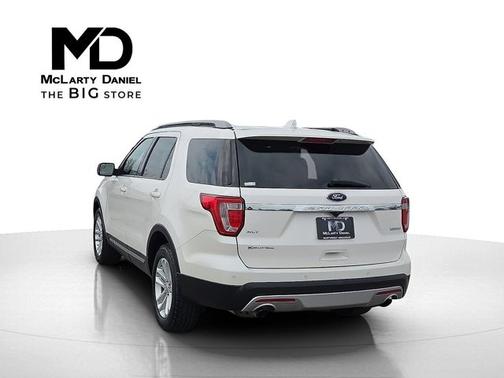 White Platinum Clearcoat Metallic 2017 Ford Explorer XLT