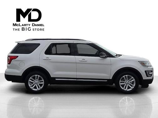 White Platinum Clearcoat Metallic 2017 Ford Explorer XLT