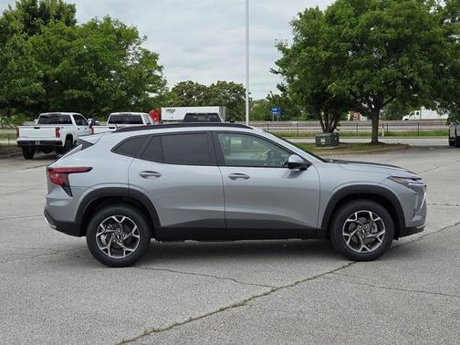 Sterling Gray Metallic 2026 Chevrolet Trax LT
