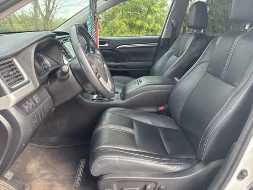 2017 Toyota Highlander SE