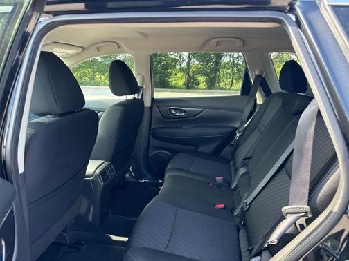Magnetic Black Pearl 2019 Nissan Rogue SV