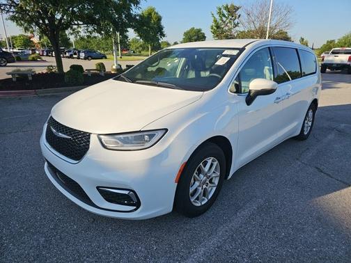 Bright White Clearcoat 2023 Chrysler Pacifica Touring L