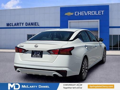Glacier White 2025 Nissan Altima SV