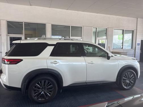 Pearl White Tricoat 2022 Nissan Pathfinder SL