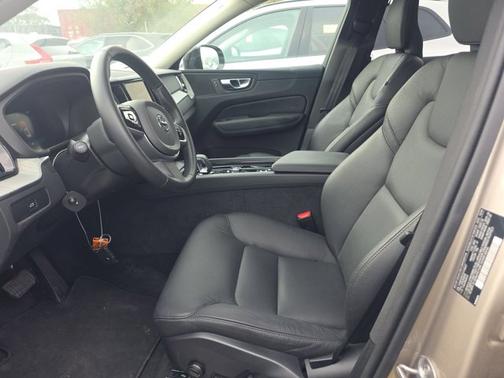 2025 Volvo XC60 Plus