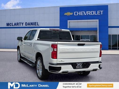 Iridescent Pearl Tricoat 2022 Chevrolet Silverado 1500 High Country