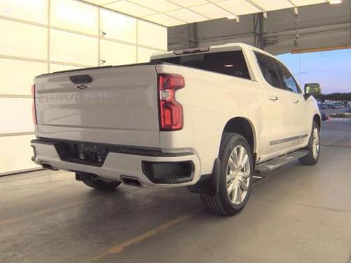 Iridescent Pearl Tricoat 2022 Chevrolet Silverado 1500 High Country