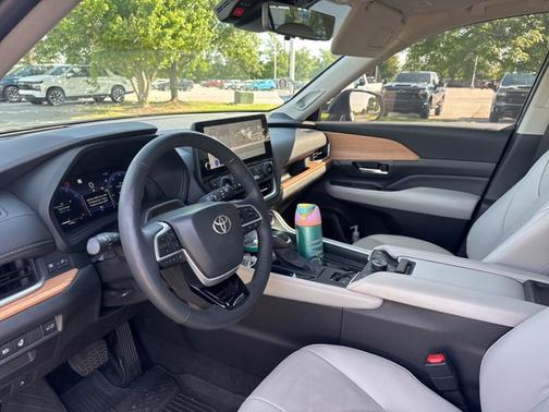 Cloud 2025 Toyota Grand Highlander Platinum