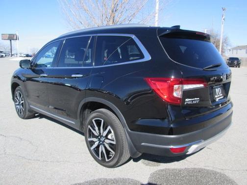 Photo 3 of 30 of 2021 Honda Pilot Touring 7-Passenger