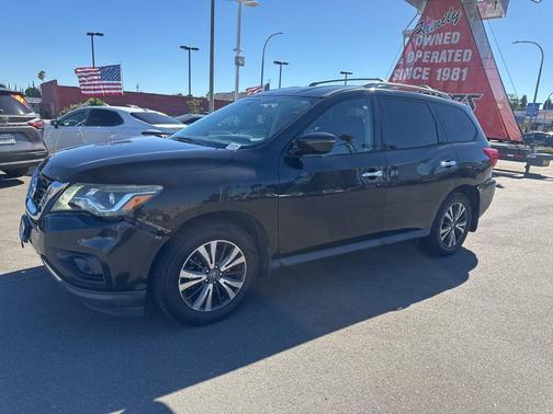 2017 Nissan Pathfinder SV