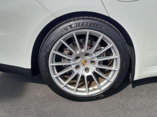 2016 Porsche Panamera Edition