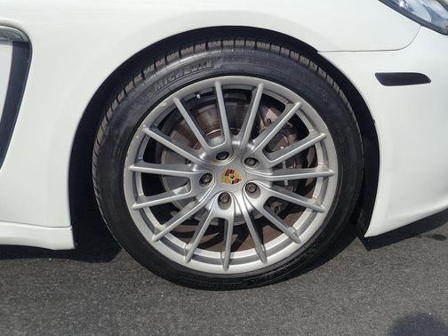 2016 Porsche Panamera Edition