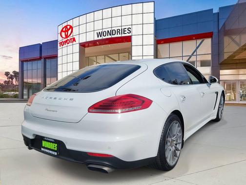 2016 Porsche Panamera Edition