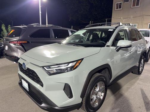 2022 Toyota RAV4 Hybrid XLE