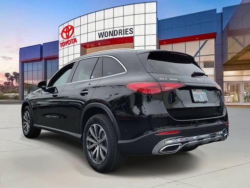 Graphite Gray Metallic 2026 Mercedes-Benz GLC 300 Base