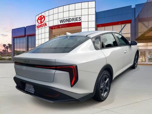 2025 Kia K4 LXS