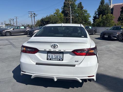 Ice Cap 2024 Toyota Camry SE
