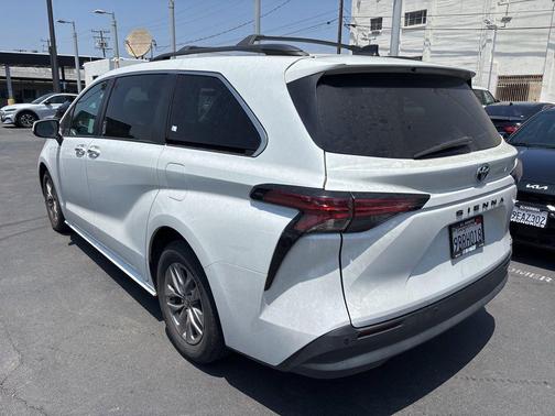 Wind Chill Pearl 2022 Toyota Sienna XLE