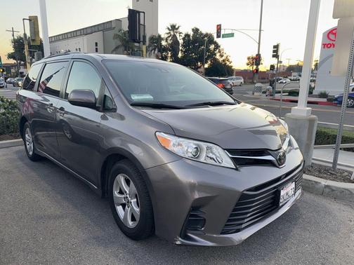 2020 Toyota Sienna LE