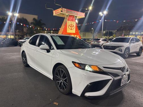 White 2022 Toyota Camry SE