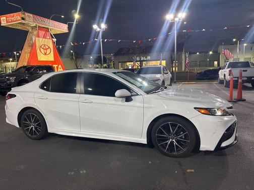 White 2022 Toyota Camry SE