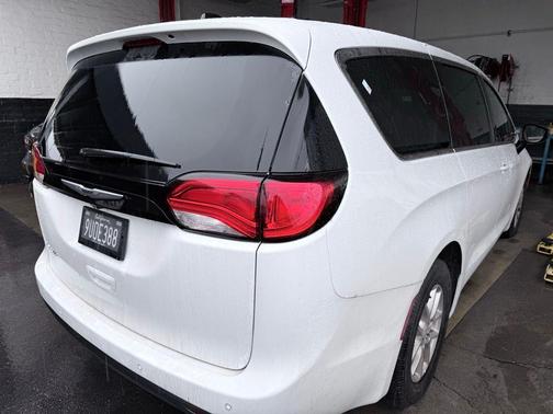 2025 Chrysler Voyager LX