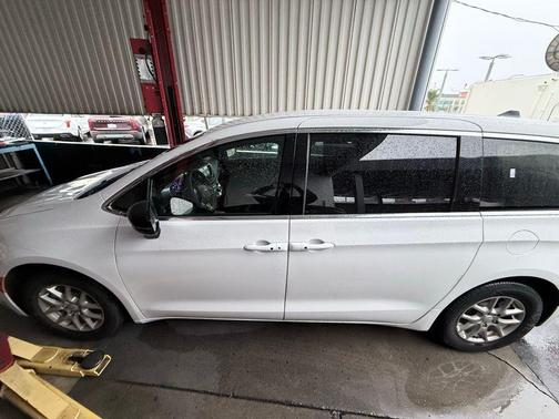 2025 Chrysler Voyager LX