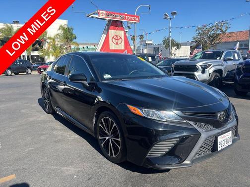 Midnight Black Metallic 2018 Toyota Camry SE