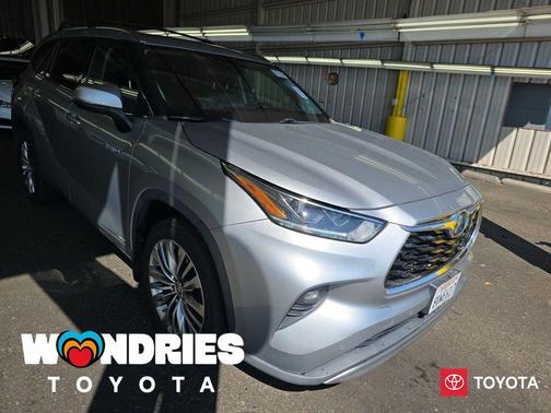 Silver 2021 Toyota Highlander Hybrid Platinum