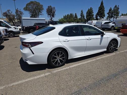 Ice 2024 Toyota Camry SE