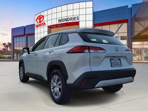 Pearl 2025 Toyota Corolla Cross L