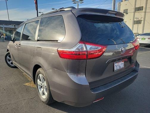 2017 Toyota Sienna LE