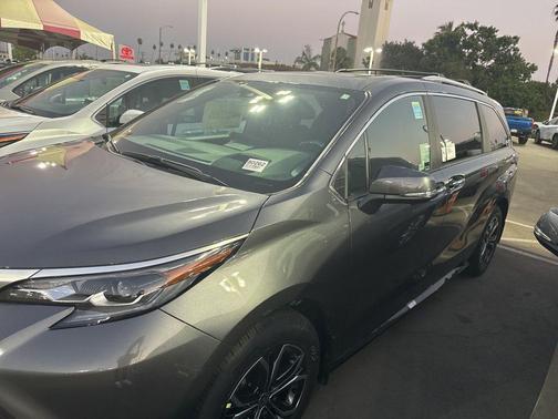 2025 Toyota Sienna Platinum 7 Passenger