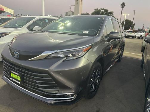 2025 Toyota Sienna Platinum 7 Passenger