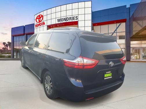 2019 Toyota Sienna XLE