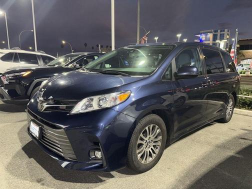 2019 Toyota Sienna XLE