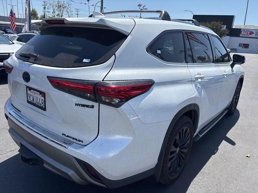 Pearl 2023 Toyota Highlander Hybrid Platinum