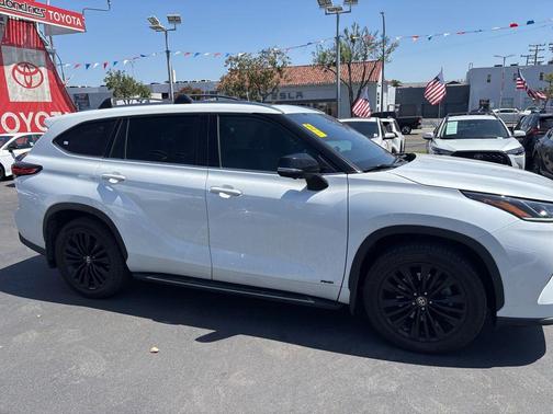 Pearl 2023 Toyota Highlander Hybrid Platinum