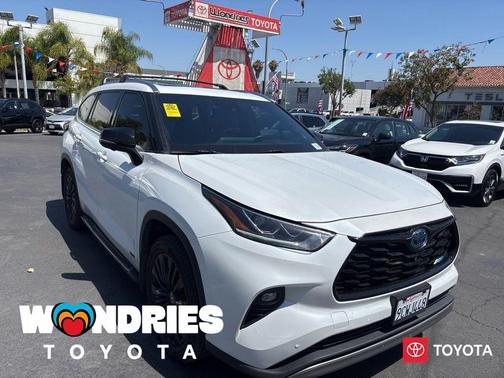 Pearl 2023 Toyota Highlander Hybrid Platinum