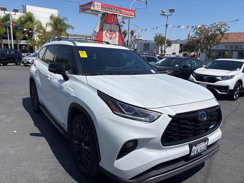 Pearl 2023 Toyota Highlander Hybrid Platinum