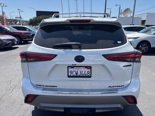 Pearl 2023 Toyota Highlander Hybrid Platinum