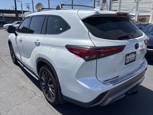 Pearl 2023 Toyota Highlander Hybrid Platinum