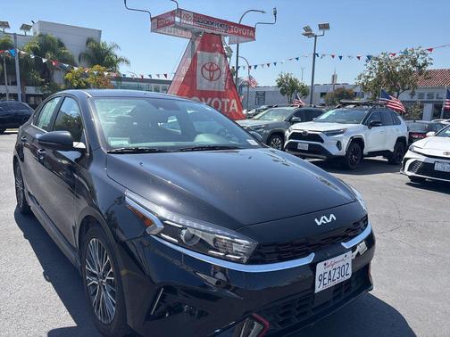 Aurora Black Pearl 2023 Kia Forte GT-Line