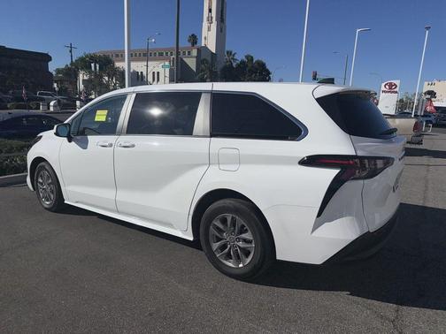 2024 Toyota Sienna LE
